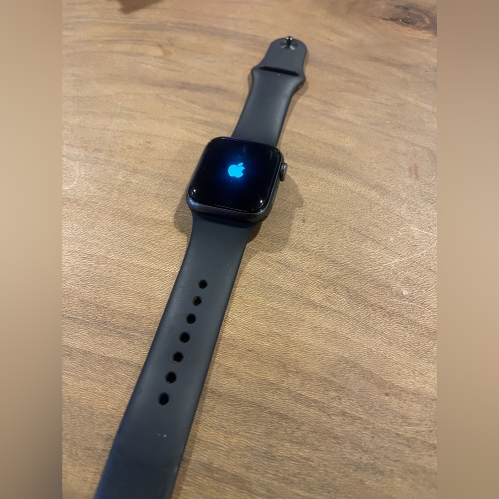 Apple Watch Series 4 40 MM space grey with black silicone band